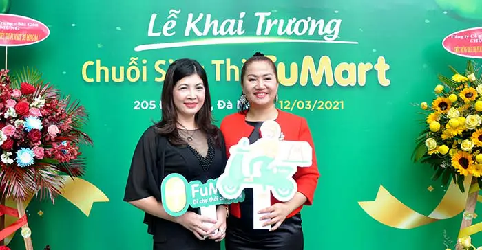 Chụp hình sự kiện khai trương